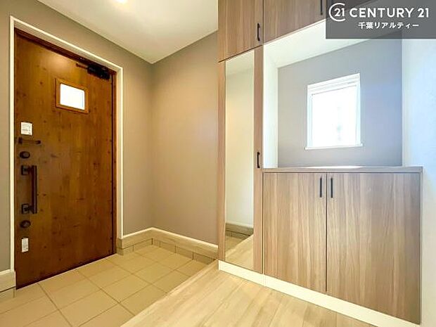 ミラー付きシューズボックス付きなので、玄関が片付きお掃除がしやすいです！スッキリした玄関で戸を開けた瞬間、清潔感のある心地いい空間が出迎えてくれます。