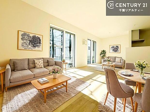 家具はCGパースです。心地良いリビングは家族が自然と集まります。家族団欒の時間が増えそうです。ご家族と、より一層充実した時間を過ごせそうですね。明るく開放的な空間です。