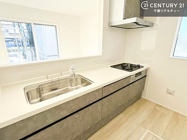 大人気の対面式システムキッチンを採用しています！ご家族のコミュニケーションが自然と増える設計です。お子様にも目が届くので嬉しいですね。広々使えて快適に作業が進みます。