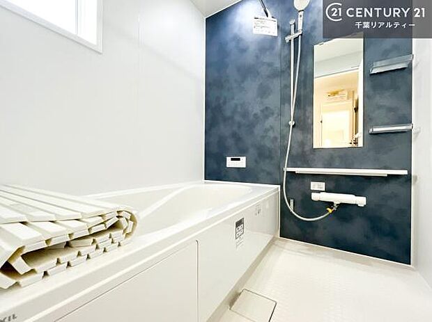 落ち着きある大人の雰囲気のバスルームは、シックなデザインでバスタイムが充実！お仕事頑張っているご褒美にお好みの匂いの入浴剤を入れて、楽しんでみてはいかがでしょうか？