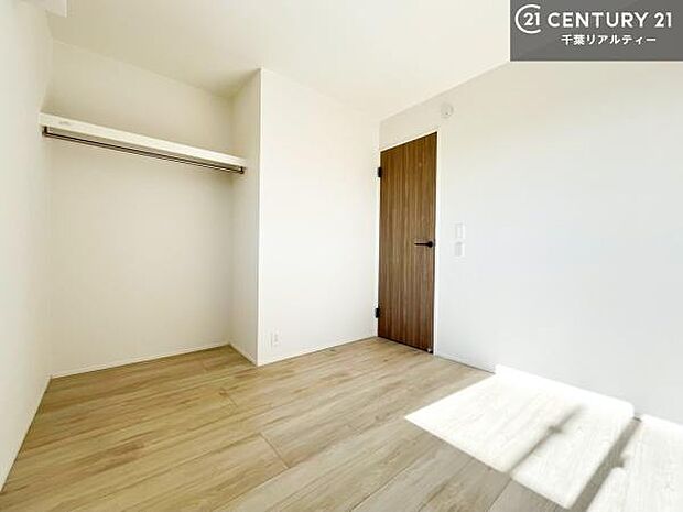 各居室収納付き！急なお客様が来客しても散らかったお部屋をサッと片付けられます！お部屋のスペースが生まれゆとりあるお部屋を演出することが出来ます！