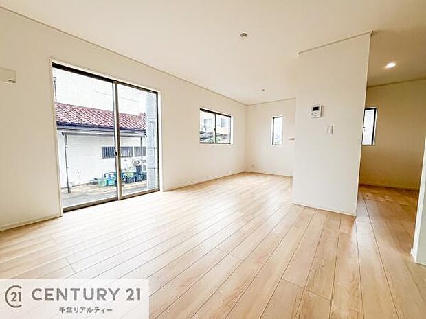 【同仕様】心地良いリビングは家族が自然と集まります。家族団欒の時間が増えそうです。ご家族と、より一層充実した時間を過ごせそうですね。明るく開放的な空間です。