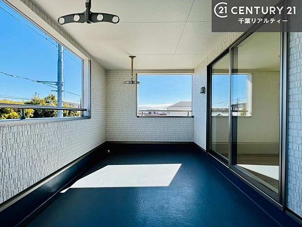 【同仕様】陽当たり良好なバルコニーです！晴れた日には青い空を見渡せる開放的な時間を楽しめます。