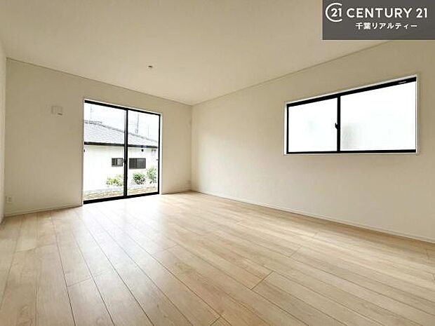 【同仕様】心地良いリビングは家族が自然と集まります。家族団欒の時間が増えそうです。ご家族と、より一層充実した時間を過ごせそうですね。明るく開放的な空間です。