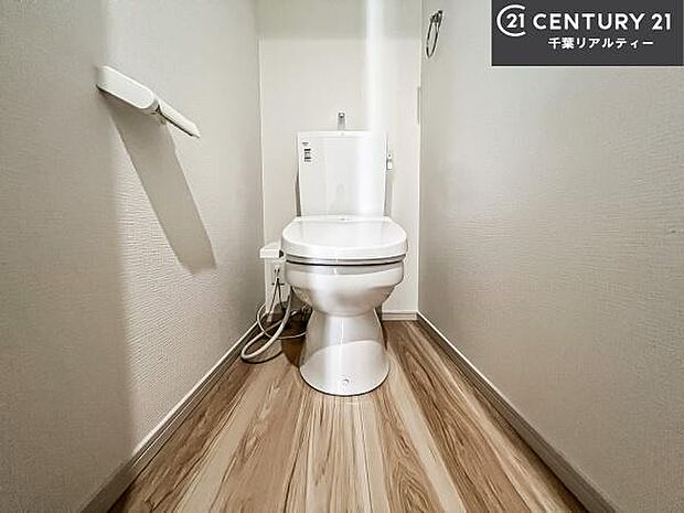 1・2階にトイレがございます！朝の忙しい時間帯も待たずにすみそうですね。白を基調とした清潔感のあるトイレでお手入れがしやすいです！