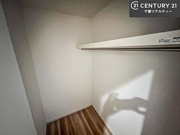 ウォークインクローゼット付きです。たくさんのお洋服などを収納しておけそうですね！他にも扇風機や加湿器など季節物の大きな家電も収納できます。