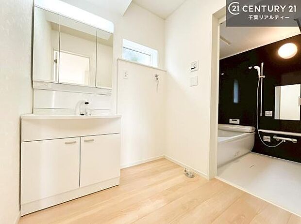 三面鏡仕様の洗面所は、身だしなみがしやすい造り！裏は収納になっています。ドライヤーやお化粧道具を片付けられるので洗面台周りをスッキリと見せることが出来ます！【現地見学会開催中】