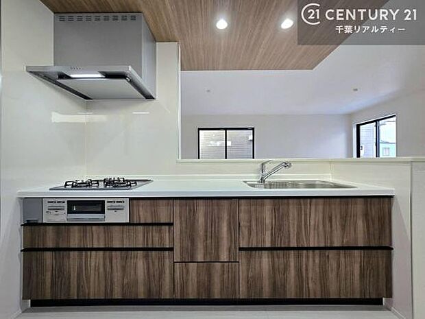 作業がしやすいシステムキッチンです!収納がたくさん付いているので、調理スペースに物を置かなくて済むので、広々使えて、快適に作業ができます!