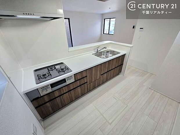 大人気の対面式システムキッチンを採用しています!ご家族のコミュニケーションが自然と増える設計です。お子様にも目が届くので嬉しいですね。広々使えて快適に作業が進みます。