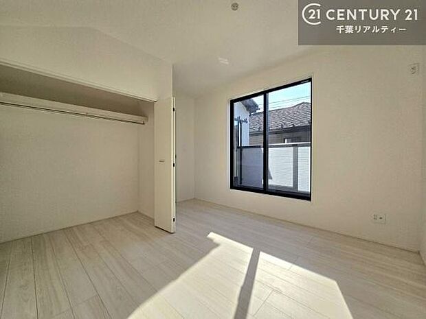 バルコニーに面している和室です。明るく温もりがあり、換気もしっかりできます!朝起きて、外に出て背伸びをしつつ深呼吸をし良い朝を迎え入れることができます。