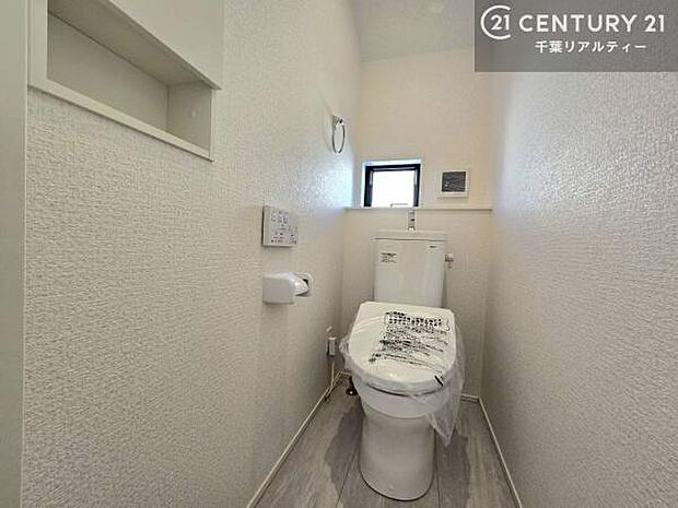 1・2階にトイレがございます!朝の忙しい時間帯も待たずにすみそうですね。白を基調とした清潔感のあるトイレでお手入れがしやすいです!