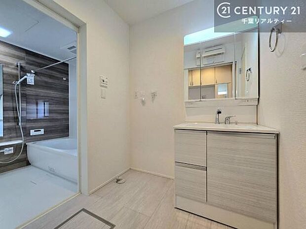 三面鏡仕様の洗面所は、身だしなみがしやすい造り!裏は収納になっています。ドライヤーやお化粧道具を片付けられるので洗面台周りをスッキリと見せることが出来ます!