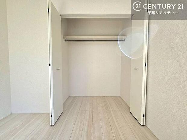 たっぷりの収納スペースで、暮らしがすっきり整う住まい。家族の荷物もきれいに片付き、毎日を快適に過ごせます。