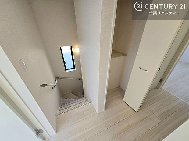 階段は明るく足元がしっかりと見えて安心!お子様やご年配の方も安心してご利用頂けますね。