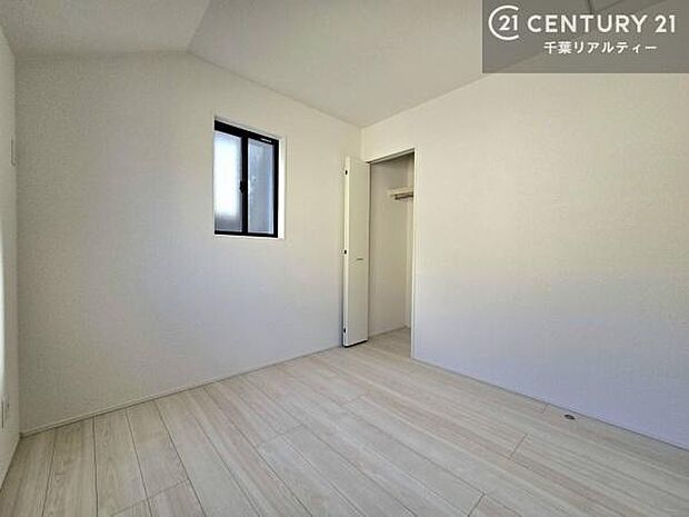 明るい室内は、風通しも良く、明るく大変居心地の良い空間となっております。リラックスして過ごせる心地の良いお部屋です!朝の目覚めがスッキリしますね!