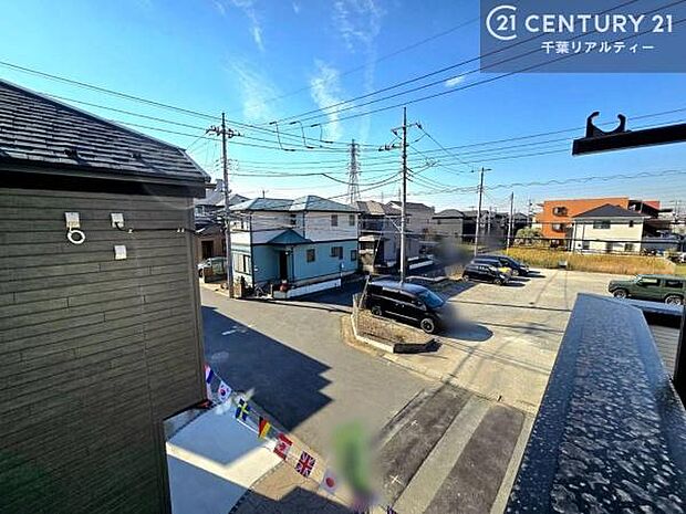 晴れた日には青い空を見渡せる開放的な時間を楽しめます。気持ちの良い風が通り抜ける街並みです!