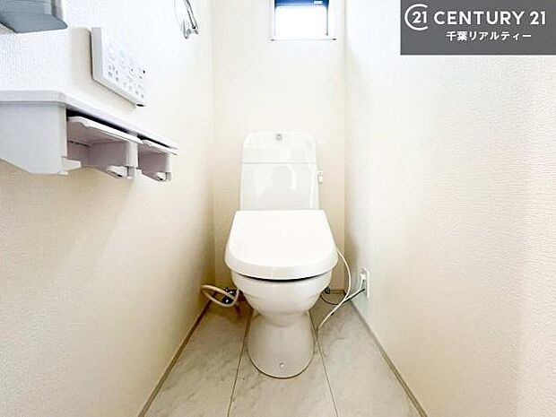 1・2階にトイレがございます！朝の忙しい時間帯も待たずにすみそうですね。白を基調とした清潔感のあるトイレでお手入れがしやすいです！