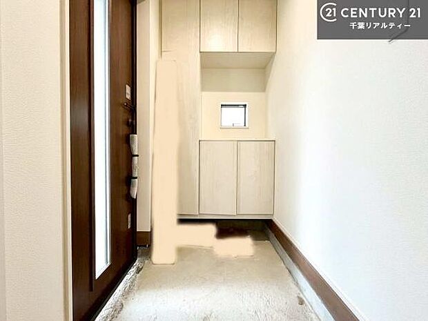 シューズボックス付きなので、玄関が片付きお掃除がしやすいです！スッキリした玄関で戸を開けた瞬間、清潔感のある心地いい空間が出迎えてくれます。