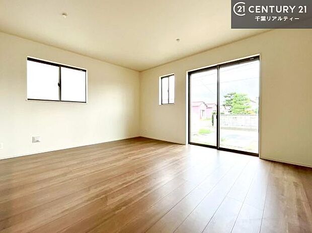 大きな窓からたっぷりの陽ざしが入る明るいリビング。開放感のあるリビングで家族団らんのくつろぎの時間を過ごせます。