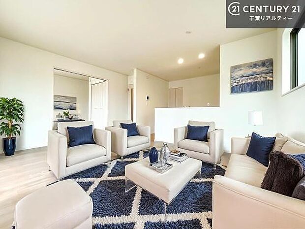 家具はCGパースです。開放感のある広々LDK！ソファーやダイニングテーブルを置いても窮屈にならないので快適に過ごせます！コミュニケーションが取りやすいリビングです！