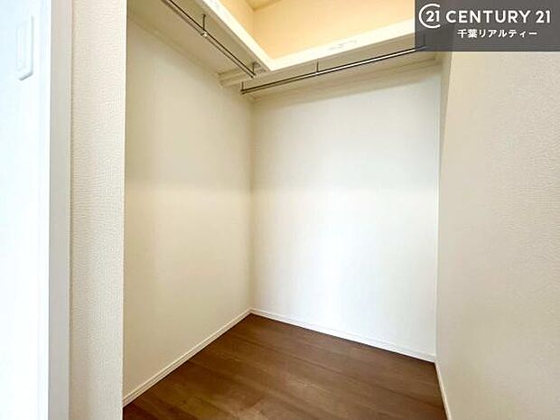 ウォークインクローゼット付きです。たくさんのお洋服などを収納しておけそうですね！他にも扇風機や加湿器など季節物の大きな家電も収納できます。