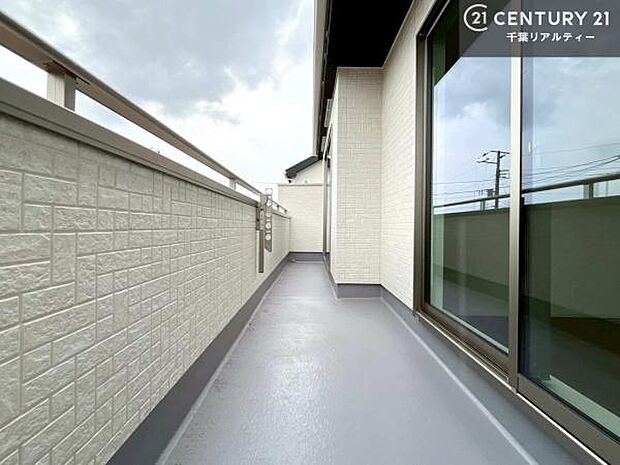 広々としているバルコニーです！お洗濯物を干すのはもちろん風に当たりながらくつろぎタイムが送れます！