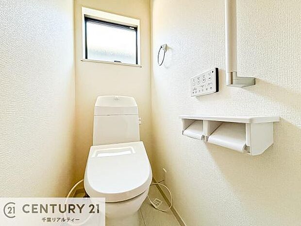 【同仕様】1・2階にトイレがございます!朝の忙しい時間帯も待たずにすみそうですね。清潔感のあるトイレでお手入れがしやすいです!