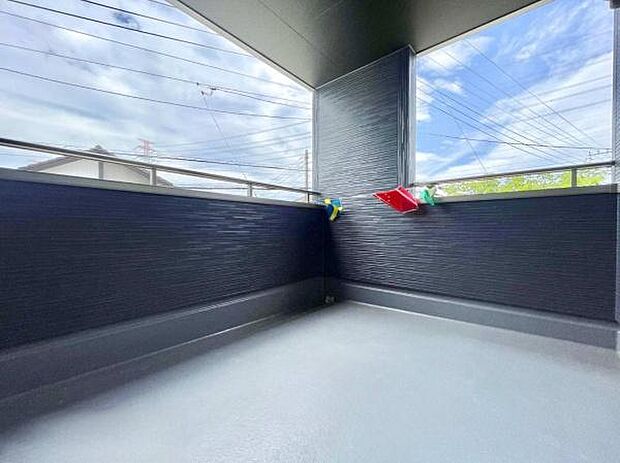 陽当たり良好なバルコニーです！晴れた日には青い空を見渡せる開放的な時間を楽しめます。（同仕様）