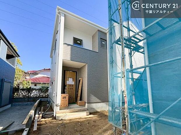 只今建築中につき、現地ではしっかりとした構造をご確認いただけます。完成イメージは図面や資料とともにご案内いたしますので、お気軽にお問い合わせください。