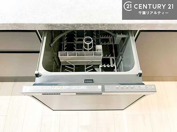 食洗機付きのキッチンです！忙しい時や手荒れ防止として大変活躍する便利な仕様です！ビルトインなのでキッチンの場所を取らず調理スペースを広く使うことが出来ます！(同仕様）