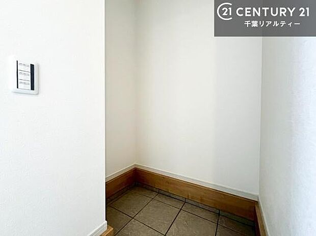 玄関土間収納付き！収納スペースなのでベビーカーやアウトドアの道具がスッキリしまえます！取り出しもラクラク！整理整頓がしやすい！