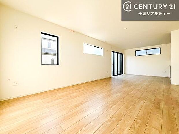 大きな窓からたっぷりの陽ざしが入る明るいリビング。開放感のあるリビングで家族団らんのくつろぎの時間を過ごせます。