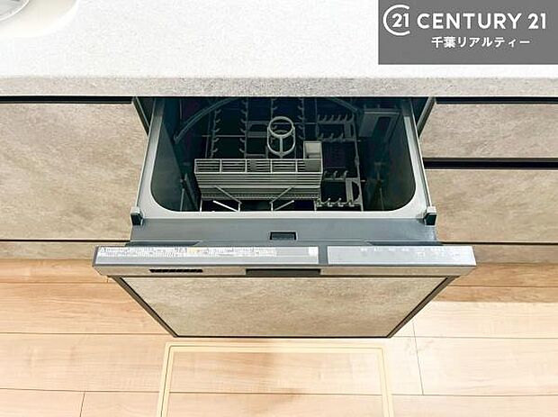 食洗機付き！忙しい時や冬場は手荒れ防止として大活躍します！ビルトイン仕様なので、場所も取らず調理スペースも広く使えて手際よく作業が出来ます！