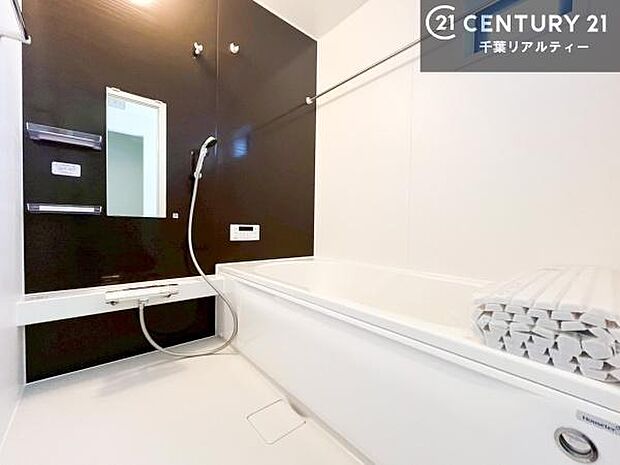 広々バスで一日の疲れをリフレッシュ。足が伸ばせるので、浴槽にもゆったりと浸かれますね！毎日のバスタイムが楽しみになります。