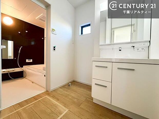 小窓付きの明るい洗面室です！湿気もすぐに入れ替えができて清潔に保つことができます！自然光が差し込むのでお化粧の仕上がりも良くなりますね！