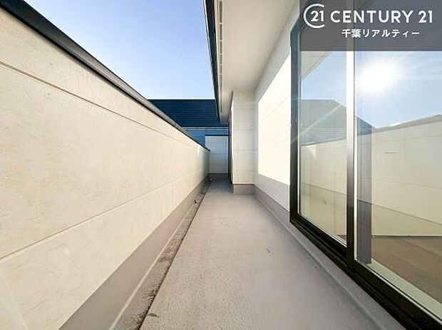 陽当たり良好なバルコニーです！晴れた日には青い空を見渡せる開放的な時間を楽しめます。