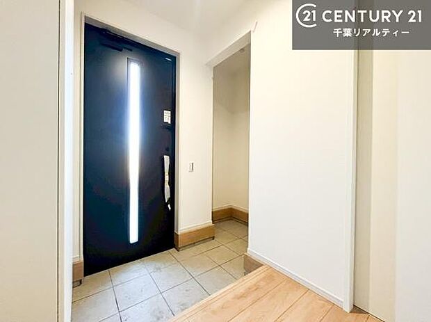 疲れて帰ってきても、ただいま！を言いたくなる、優しく迎え入れてくれる空間になっています。明るく温もり溢れる玄関です！