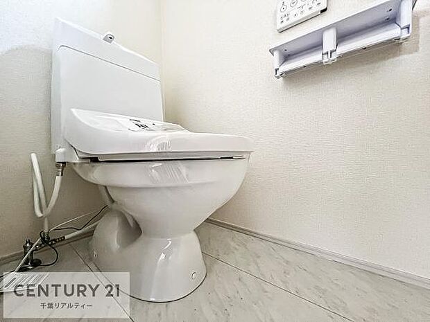 【同仕様写真】1・2階にトイレがございます！朝の忙しい時間帯も待たずにすみそうですね。白を基調とした清潔感のあるトイレでお手入れがしやすいです！