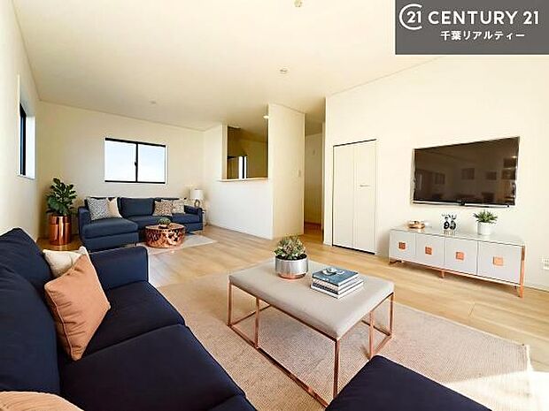 家具はCGパースです。大切な家族が集まるからこそLDKにはこだわりたい。子供たちが元気に笑いながら走り回っている姿を見た時が「広い家にして良かった」と思う瞬間です。