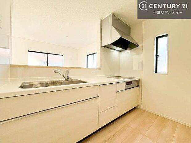 大人気の対面式システムキッチンを採用しています！ご家族のコミュニケーションが自然と増える設計です。お子様にも目が届くので嬉しいですね。広々使えて快適に作業が進みます。