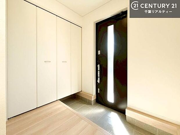 シューズボックス付きなので、玄関が片付きお掃除がしやすいです！スッキリした玄関で戸を開けた瞬間、清潔感のある心地いい空間が出迎えてくれます。