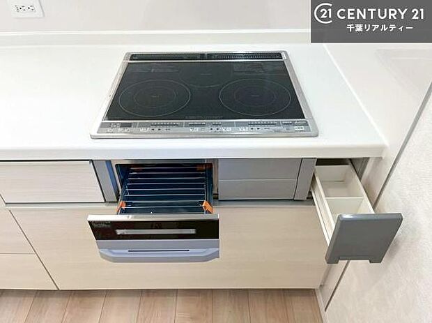 IHクッキングヒーター仕様なので、お掃除は拭き取るのみで家事楽々です！火災のリスクも抑えられる安心仕様で、快適に作業ができます！