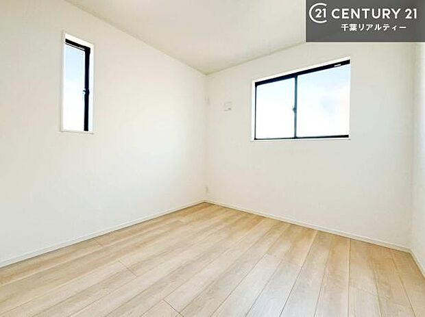 2面採光で明るく開放的。掃き出し窓がないため外部の視線が入りにくく、落ち着いた空間になっており、学習や遊びにも集中できる子ども部屋としてぴったりです。