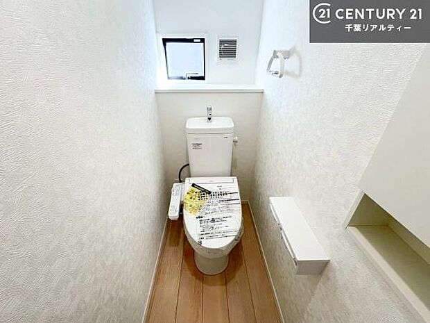 1・2階にトイレがございます！朝の忙しい時間帯も待たずにすみそうですね。白を基調とした清潔感のあるトイレでお手入れがしやすいです！