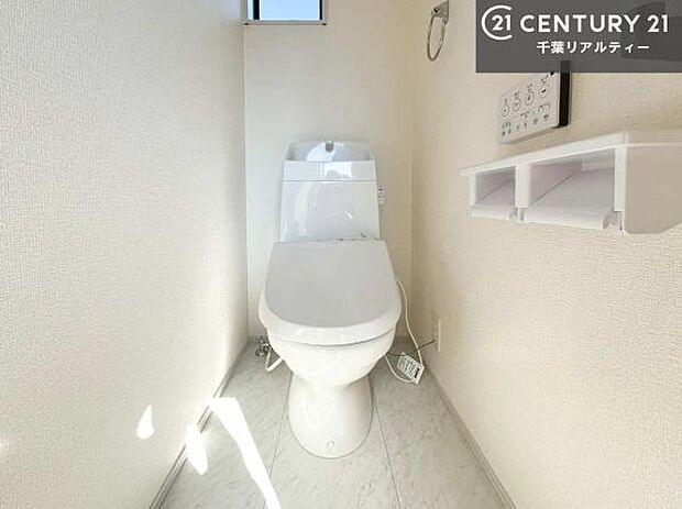 1・2階にトイレがございます！朝の忙しい時間帯も待たずにすみそうですね。白を基調とした清潔感のあるトイレでお手入れがしやすいです！