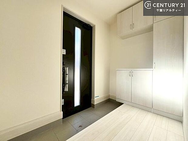 シューズボックス付きなので、玄関が片付きお掃除がしやすいです！スッキリした玄関で戸を開けた瞬間、清潔感のある心地いい空間が出迎えてくれます。