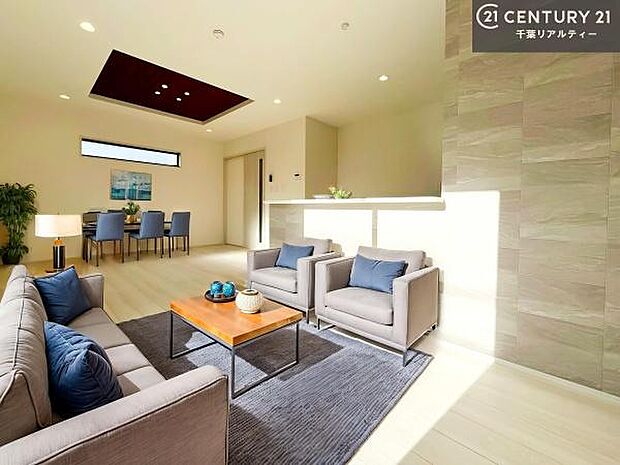 家具はCGパースです。心地良いリビングは家族が自然と集まります。家族団欒の時間が増えそうです。ご家族と、より一層充実した時間を過ごせそうですね。