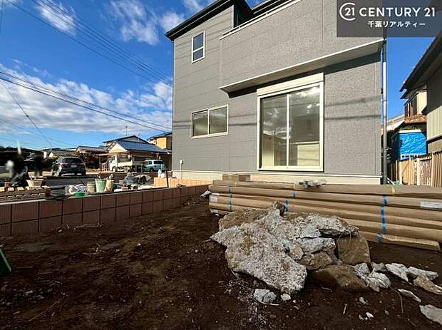 陽当たり良好なお庭です！晴れた日には青い空を見渡せる開放的な時間を楽しめます。ガーデニングや家庭菜園も楽しめます！