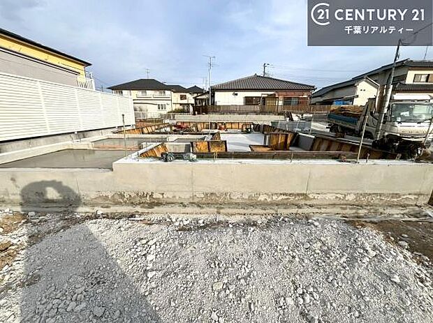 現在建築中。完成後は明るく開放的なリビングや最新設備のキッチンなど快適な空間が広がります。未完成だからこそ“新しい暮らし”への期待が高まる住まい。今しか見られない建築中の様子も必見です。