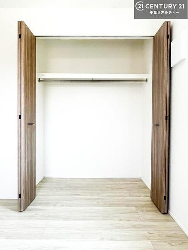 たっぷりの収納スペースで、暮らしがすっきり整う住まい。家族の荷物もきれいに片付き、毎日を快適に過ごせます。（同仕様）